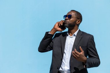 Önemli bir telefon görüşmesi. İş adamı bir telefon görüşmesi yapıyor ve olaya dahil oluyor.