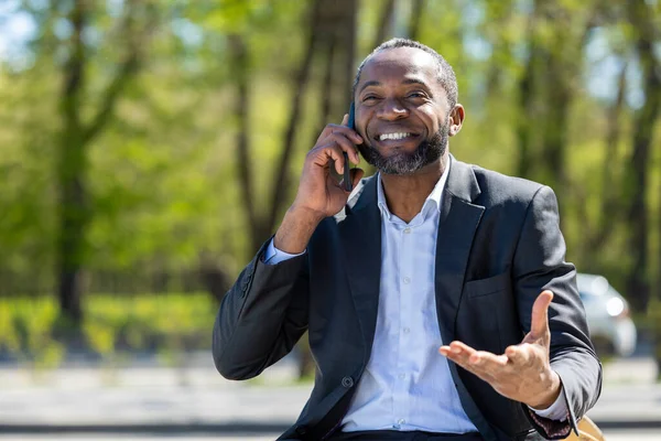 Bra Uppgörelse Afroamerikansk Affärsman Pratar Telefon Och Ser Upphetsad — Stockfoto