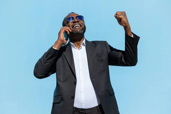 Buen Trato Hombre Negocios Afroamericano Hablando Por Teléfono Mirando Emocionado —  Fotos de Stock