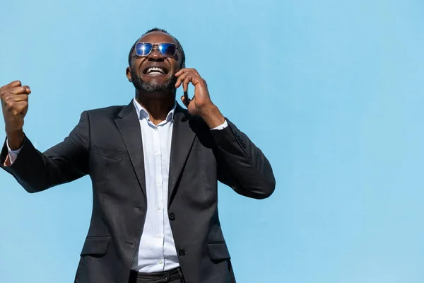 Telefon Var Afrikalı Amerikalı Adamı Telefonda Konuşuyor Heyecanlı Görünüyor — Stok fotoğraf