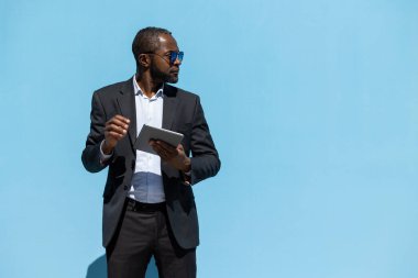 Başarılı bir iş adamı. Elinde dizüstü bilgisayarı olan esmer, zarif bir adam.