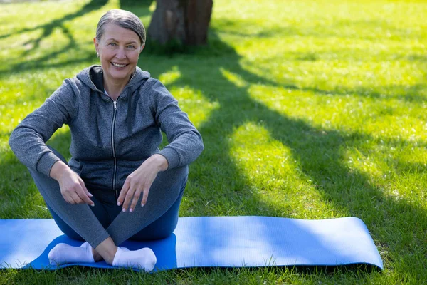 Morgens Yoga Reife Frau Grauen Sportdress Macht Yoga Park — Stockfoto