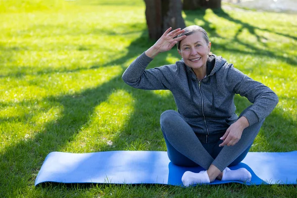 Morgens Yoga Reife Frau Grauen Sportdress Macht Yoga Park — Stockfoto