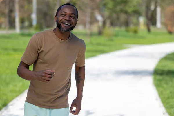Correr Maduro Afroamericano Hombre Corriendo Parque Buscando Satisfecho — Foto de Stock
