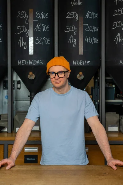 Dost Canlısı Hippi Barmen Bereli Gözlüklü Modern Kahve Dükkanının Içinde — Stok fotoğraf