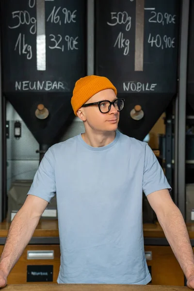Kahve Makinası Bereli Gözlüklü Profesyonel Hippi Barmen Kafe Tezgahında Duruyor — Stok fotoğraf