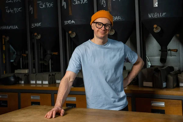 Freundlicher Hipster Barkeeper Mit Hut Und Brille Inneren Eines Modernen — Stockfoto