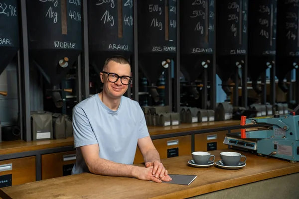 Kahve Makinası Kahve Dükkanının Tezgahında Duran Gözlüklü Profesyonel Hippi Barista — Stok fotoğraf
