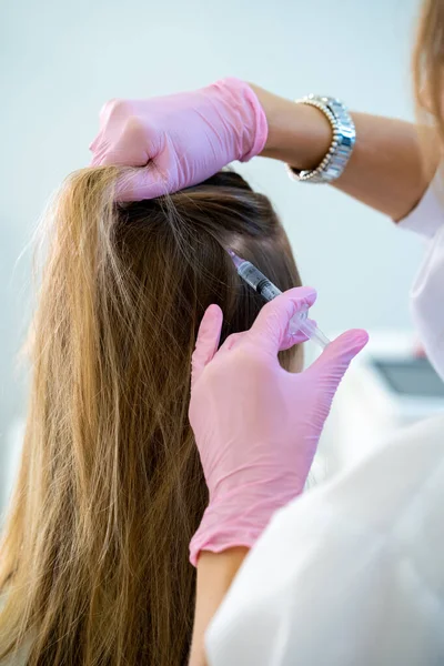 Mesotterapiaa Tunnistamaton Lääkäri Tekee Vitamiini Injektioita Asiakkaille Pään Ihon Hiukset — kuvapankkivalokuva