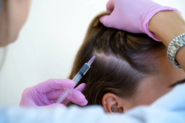 中和疗法 无法辨认的医生在发区的顾客头上注射维生素 — 图库照片