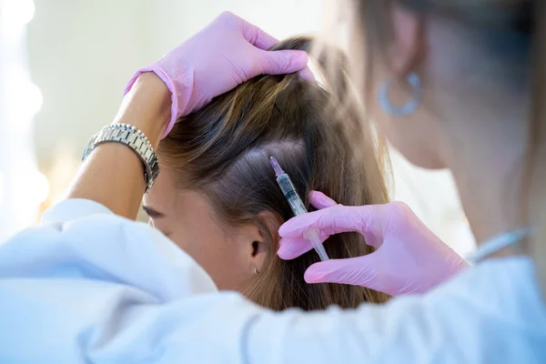Zbliżenie Widok Głowy Kobiety Lekarzy Ręce Strzykawką Profesjonalne Procedury Mezoterapii — Zdjęcie stockowe