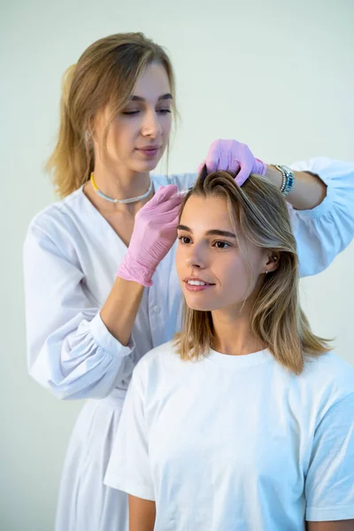 Blond Läkare Skyddshandskar Gör Hår Injektion Huvud Föryngring Håravfall Behandling — Stockfoto