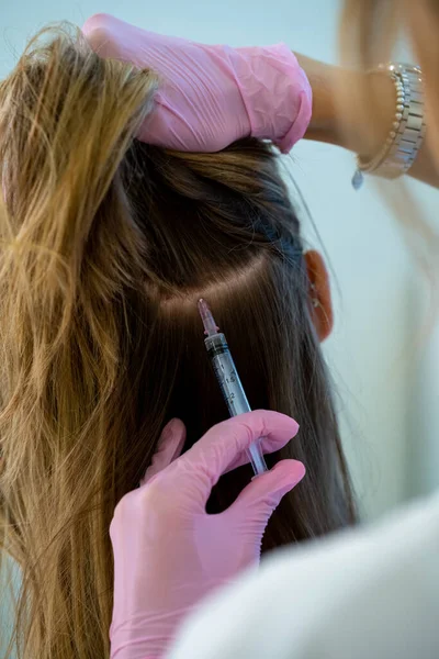 Nierozpoznawalna Profesjonalistka Wykonująca Wstrzyknięcia Strzykawką Głowę Odmładzanie Leczenie Wypadania Włosów — Zdjęcie stockowe