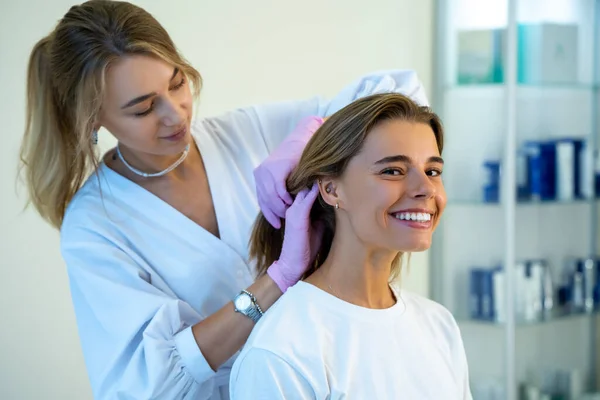 Bio Revitalizace Vlasové Pokožky Lékař Kosmetik Kosmetik Pacient Klinice Estetické — Stock fotografie