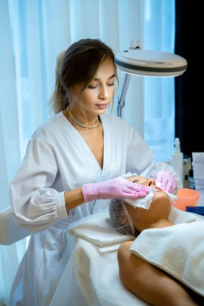 Kosmetikerin Arzt Reinigt Kundenhaut Macht Gesichtsmassage Für Patientin — Stockfoto