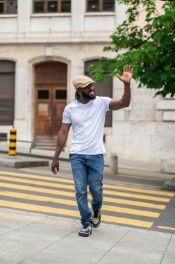Afrikalı Amerikalı adam. Beyaz tişörtlü iyi görünümlü Afro-Amerikan bir adam.
