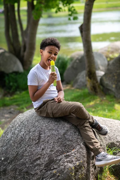 Χαριτωμένο Χαρούμενο Αγοράκι Που Τρώει Παγωτό Έξω Ζεστή Καλοκαιρινή Μέρα — Φωτογραφία Αρχείου