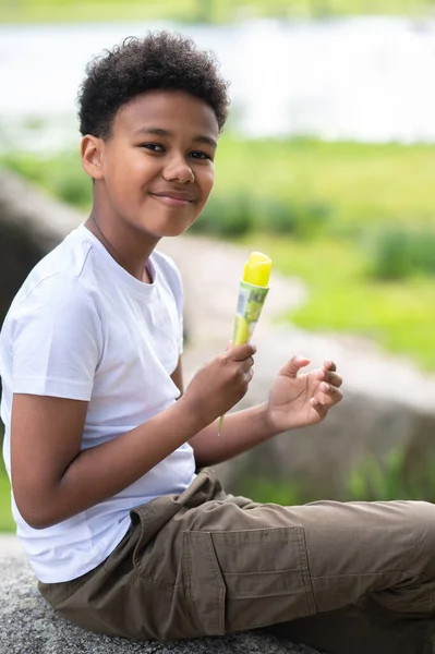 Lindo Niño Feliz Comiendo Helado Aire Libre Caluroso Día Verano —  Fotos de Stock