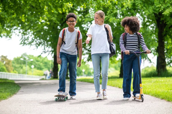 Vrije Tijd Leuke Kinderen Een Longboard Het Park — Stockfoto