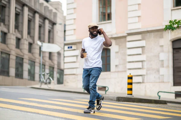 Cruzando Calle Hombre Con Una Camiseta Blanca Cruzando Calle —  Fotos de Stock