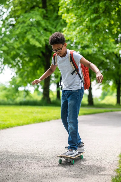 Auf Einem Longboard Ein Gelockter Junge Auf Einem Longboard Park — Stockfoto