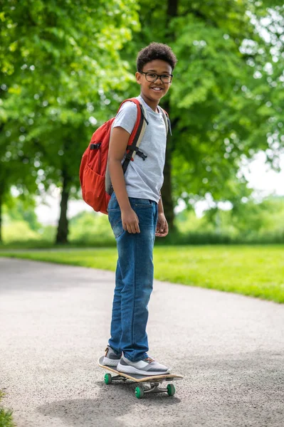 Auf Einem Longboard Ein Gelockter Junge Auf Einem Longboard Park — Stockfoto