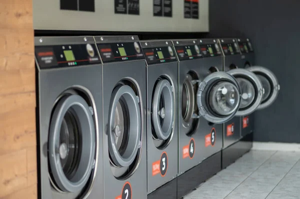 Çamaşırhanedeki Endüstriyel Çamaşır Makineleri Self Servis Çamaşırhanesi — Stok fotoğraf
