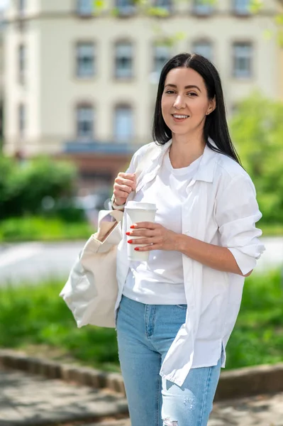 Όμορφη Νεαρή Γυναίκα Λευκή Τσάντα Στέκεται Στο Δρόμο Της Πόλης — Φωτογραφία Αρχείου
