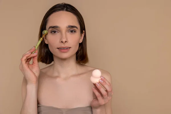 Esmer Kadın Cilt Bakımı Prosedürleri Için Yüz Silindiri Kullanıyor Kozmetik — Stok fotoğraf