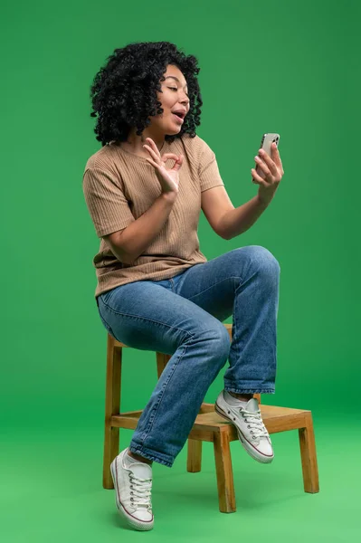 Spojeno Nadšený Mladá Žena Sedí Židli Telefonem Ruce — Stock fotografie
