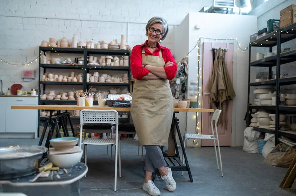 Szczęśliwy Radosny Starszy Kobieta Sukces Samozatrudniony Garncarz Noszenie Fartuch Stołem — Zdjęcie stockowe
