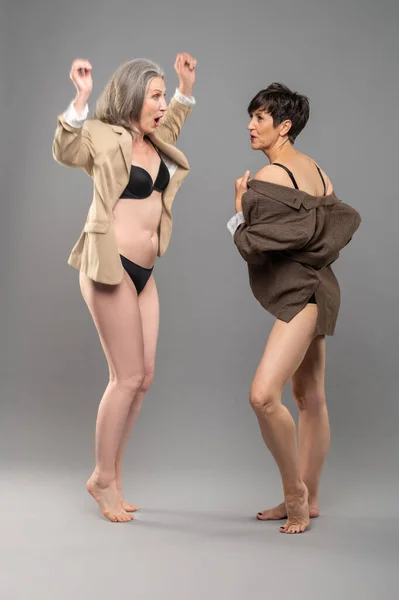 Esprit Jeune Deux Femmes Âgées Culotte Vestes Dansant Sentant Excitées — Photo