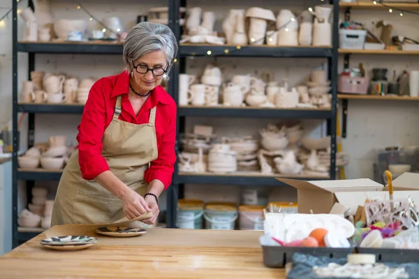 Mature Female Pottery Master Shop Assistant Wrapping Earthenware Item Ordered — Stock Photo, Image
