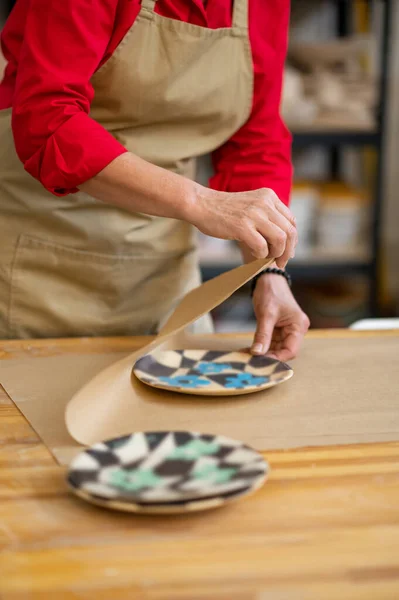 Ręce Kobiety Mistrza Garncarstwa Owijania Przedmiotów Ceramicznych Zamówionych Przez Klienta — Zdjęcie stockowe