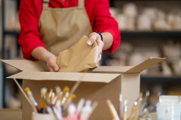 Trabajadora Irreconocible Tienda Cerámica Orden Embalaje Para Cliente Mientras Está — Foto de Stock