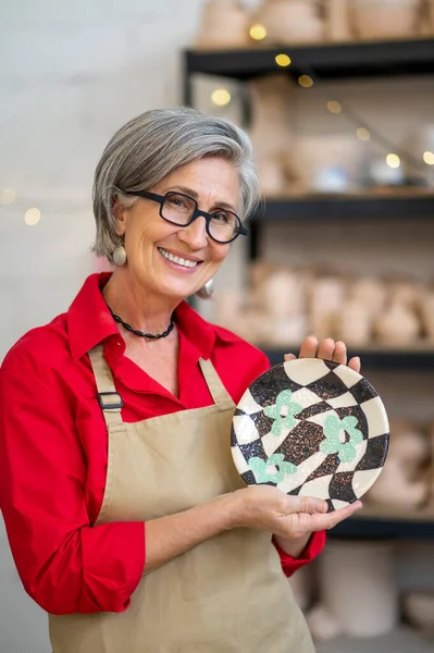 Positiv Senior Kvinna Keramik Förkläde Poserar Keramik Verkstad Håller Utformad — Stockfoto