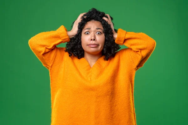 Stress Mörkhårig Kvinna Orange Ser Stressad Och Chockad — Stockfoto