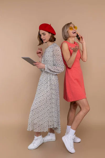 Dos Amigas Con Vestidos Elegantes Pie Juntas Aisladas Sobre Fondo — Foto de Stock