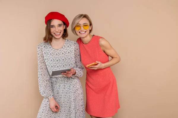Två Kvinnor Vänner Bär Eleganta Klänningar Står Tillsammans Isolerad Över — Stockfoto