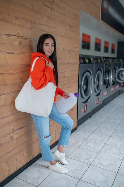 Giovane Donna Con Cappuccio Arancione Con Borsa Che Tiene Mano — Foto Stock