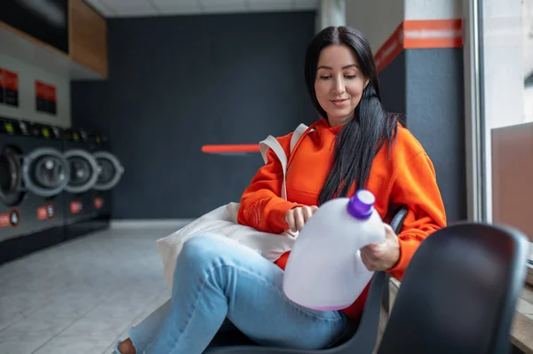 Junge Frau Trägt Orangefarbenen Kapuzenpullover Mit Tasche Und Liest Wie — Stockfoto