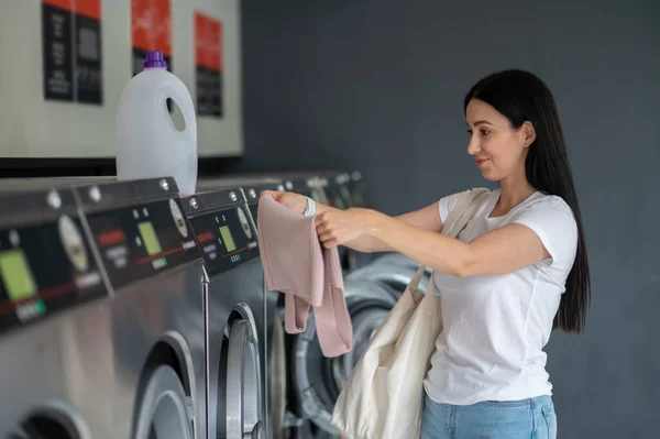 Brünette Frau Steckt Schmutzige Wäsche Die Waschmaschine Der Waschküche — Stockfoto