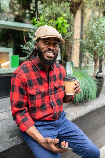 Pause Café Homme Peau Foncée Dans Une Chemise Carreaux Rouge — Photo