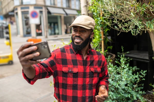 Selfie Homme Chemise Carreaux Rouge Faisant Selfie Sur Fond Verdure — Photo