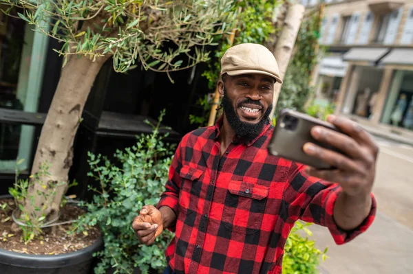 Selfie Kırmızı Ekose Gömlekli Bir Adam Yeşil Arka Planda Selfie — Stok fotoğraf