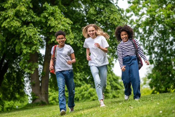 Lyckliga Människor Ungdomar Som Känner Sig Glada Och Glada Parken — Stockfoto