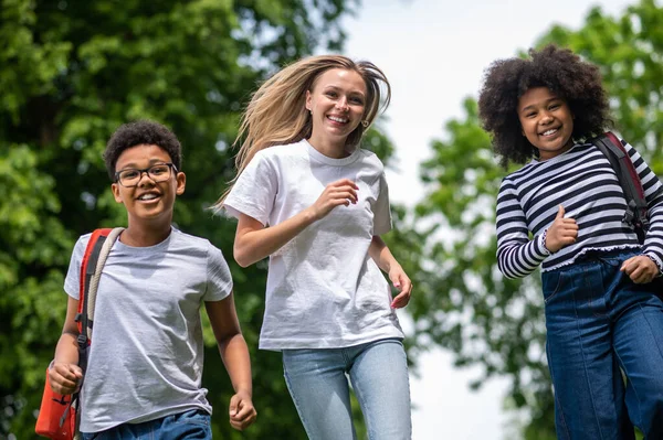 Orang Bahagia Sekelompok Anak Muda Merasa Senang Dan Bahagia Taman — Stok Foto
