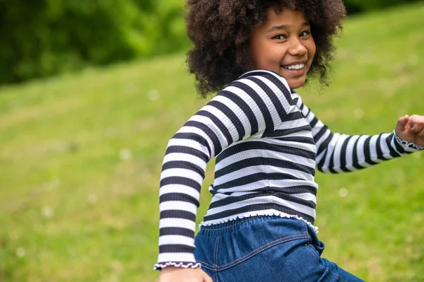 Ελεύθερος Χρόνος Σγουρά Μαλλιά Χαριτωμένο Παιδί Τρέχει Και Αισθάνεται Ενθουσιασμένος — Φωτογραφία Αρχείου
