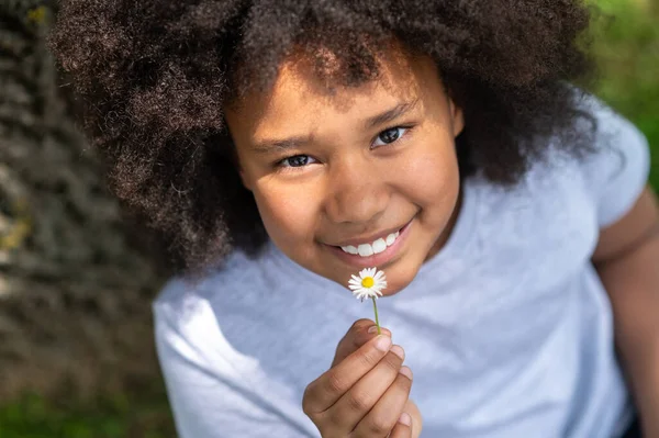Χαρούμενο Χαμογελαστό Κοριτσάκι Εξωτερικούς Χώρους Που Δείχνει Μικρό Λουλούδι Χαμομηλιού — Φωτογραφία Αρχείου
