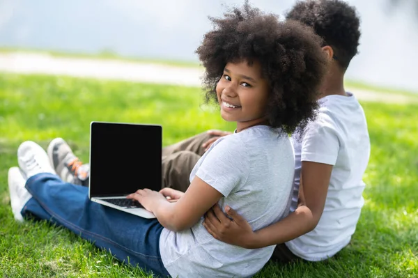 Kleine Kinderen Vrienden Meisje Jongen Met Laptop Zitten Gras Kijken — Stockfoto